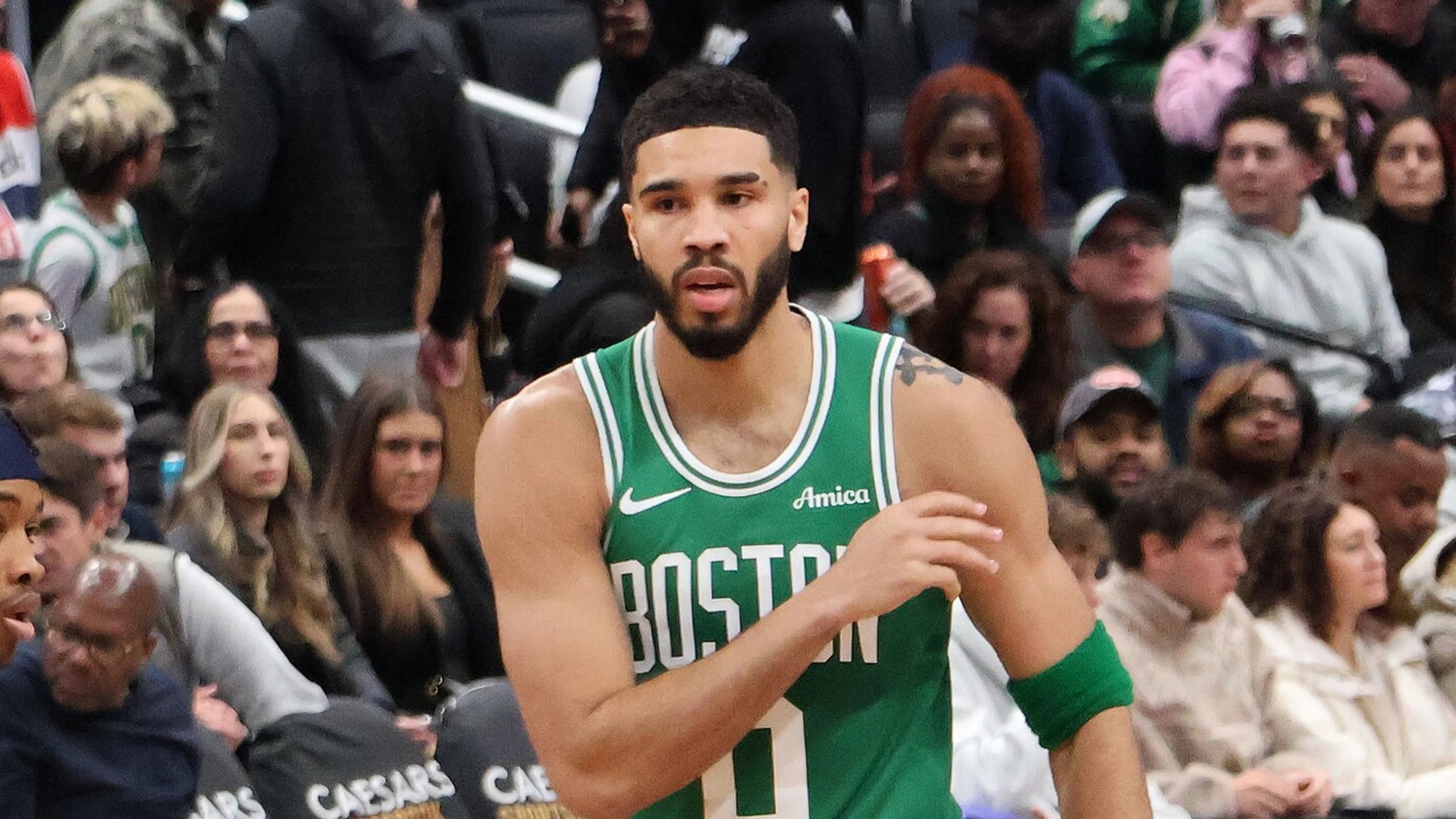 Jayson Tatum, con la camiseta verde de los Boston Celtics, avanza por la cancha en un partido de diciembre de 2024 en Washington