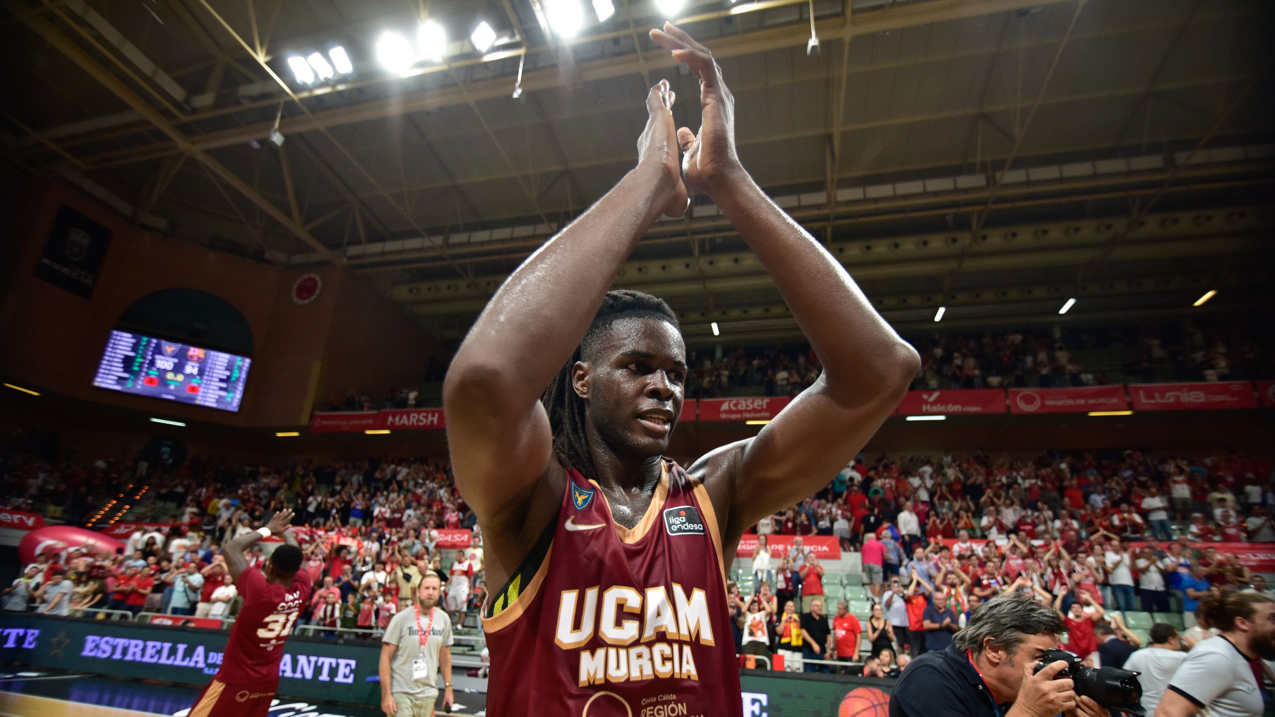 Jean-Marc Pansa, dorsal 20 del UCAM Murcia, aplaude a la afición tras el 100-94 ante el Barça