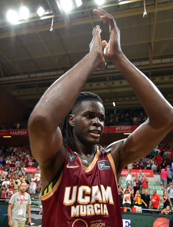 Jean-Marc Pansa, dorsal 20 del UCAM Murcia, aplaude a la afición tras el 100-94 ante el Barça