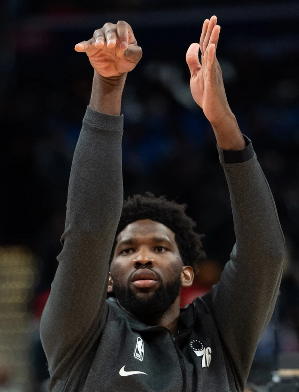 Joel Embiid, con la chaqueta de calentamiento de los Philadelphia 76ers, en 2019