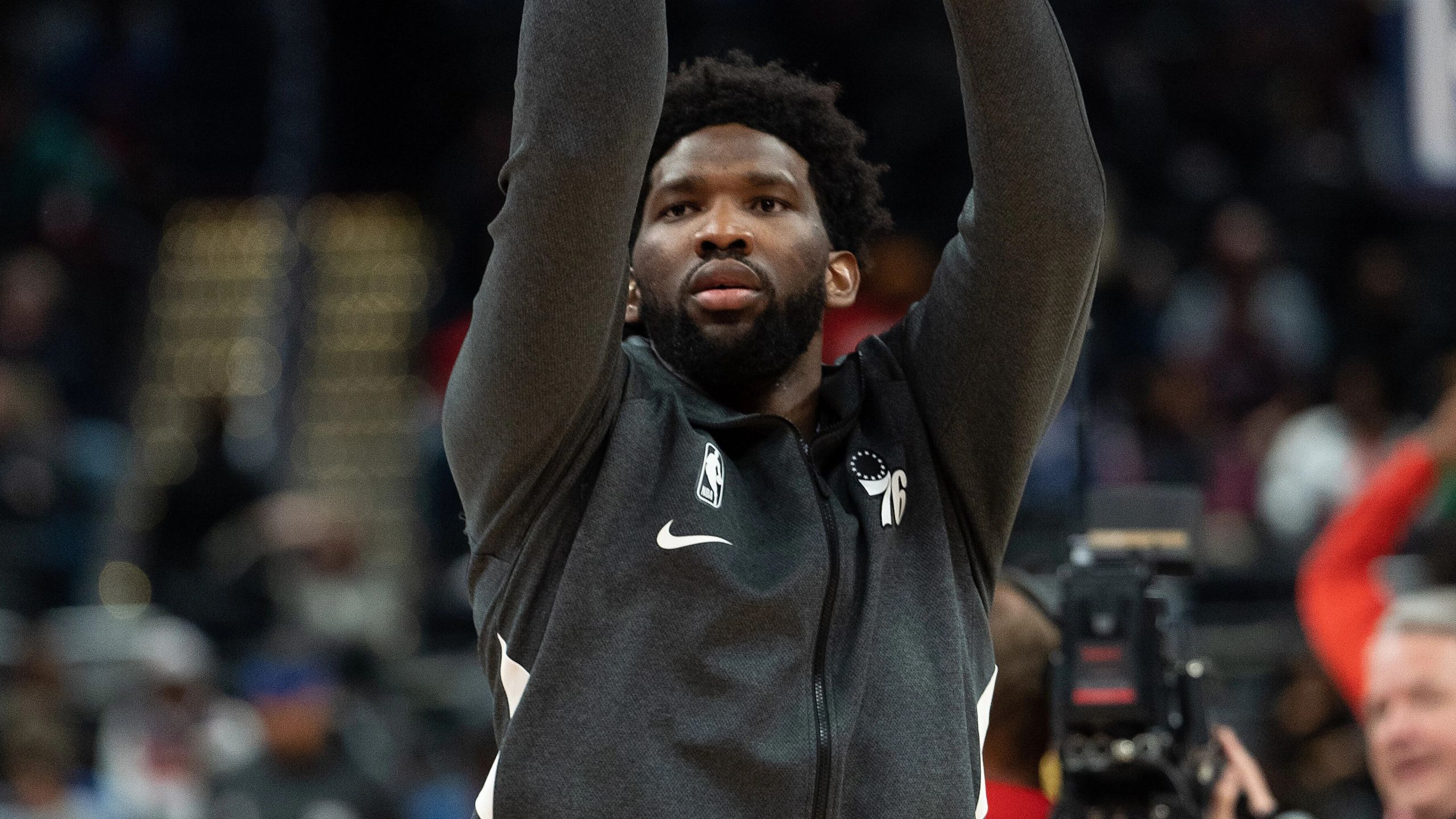 Joel Embiid, con la chaqueta de calentamiento de los Philadelphia 76ers, en 2019
