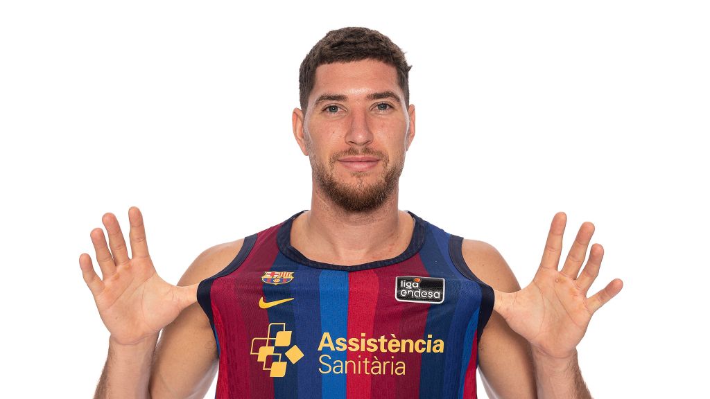 Joel Parra posa con las manos abiertas y la camiseta azulgrana del Barça de la temporada 2026-27 en la sesión de fotos oficial de la Liga Endesa