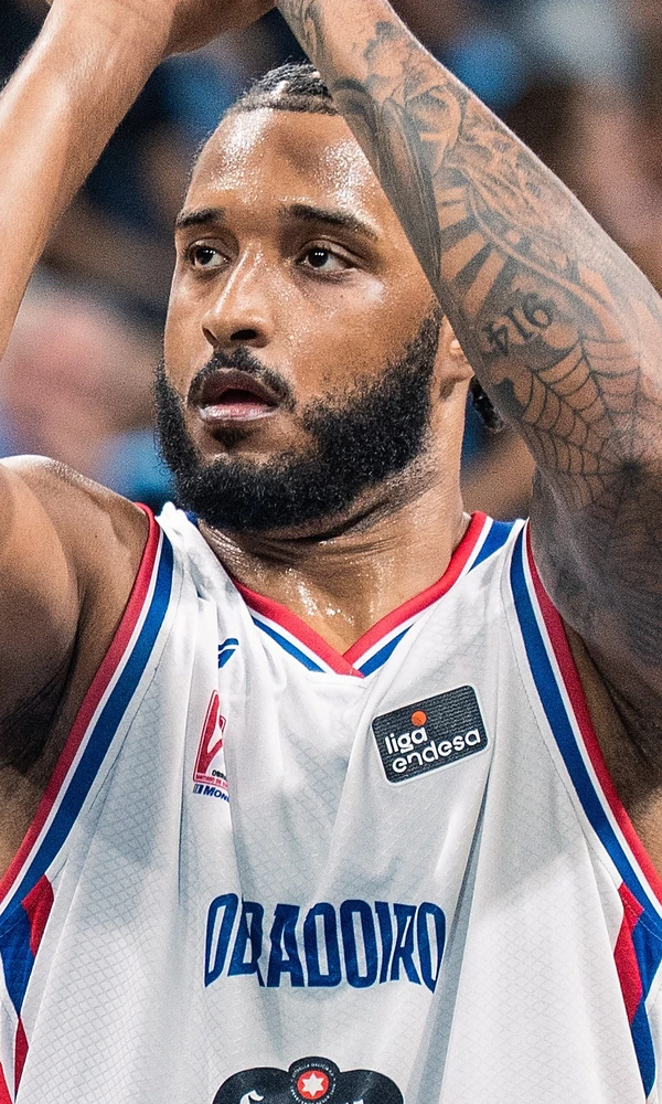 Joel Soriano, dorsal 12 del Monbus Obradoiro, prepara un tiro libre en la pista del MoraBanc Andorra