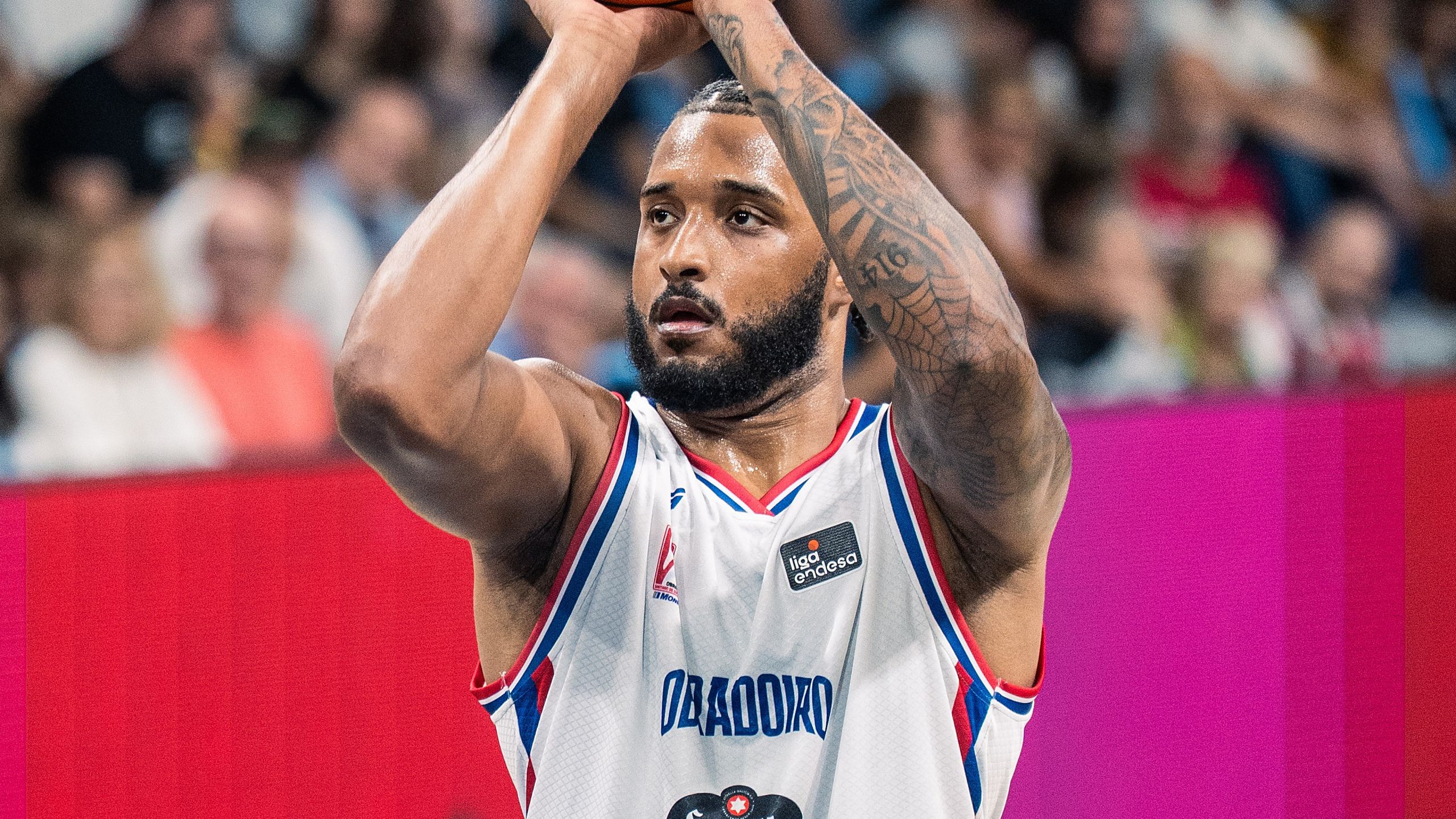 Joel Soriano, dorsal 12 del Monbus Obradoiro, prepara un tiro libre en la pista del MoraBanc Andorra