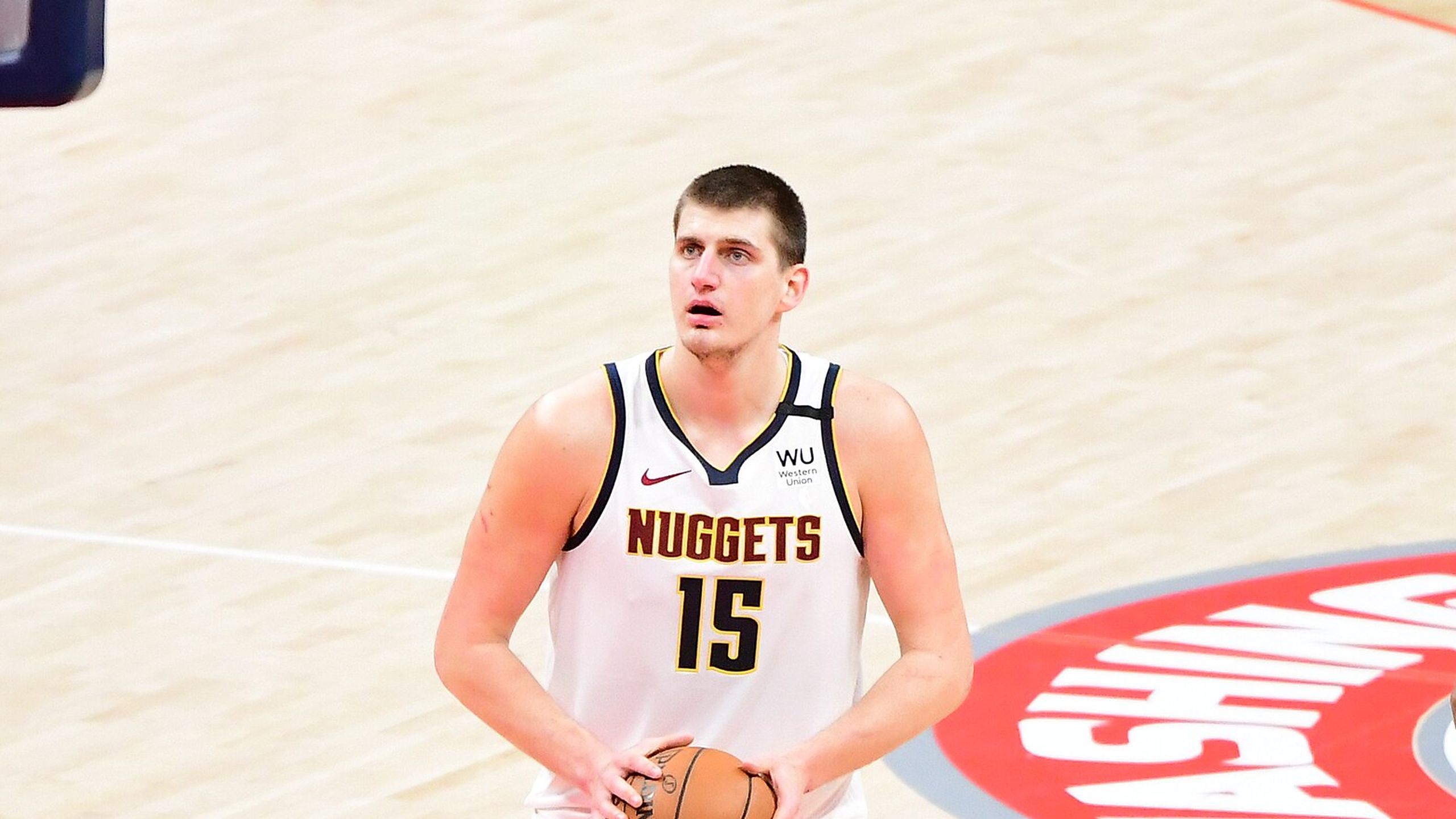 Nikola Jokić, autor de un triple-doble ante los Bulls, con la camiseta de los Denver Nuggets en un tiro libre en enero de 2020