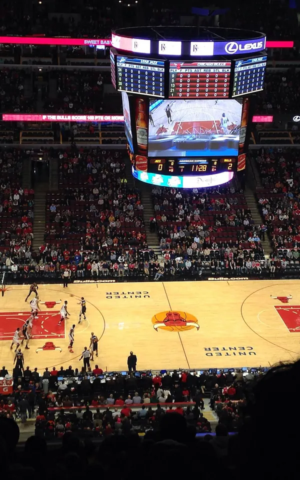 Interior del United Center, pabellón de los Chicago Bulls, nuevo equipo de Jordan Hawkins, durante un partido en 2013