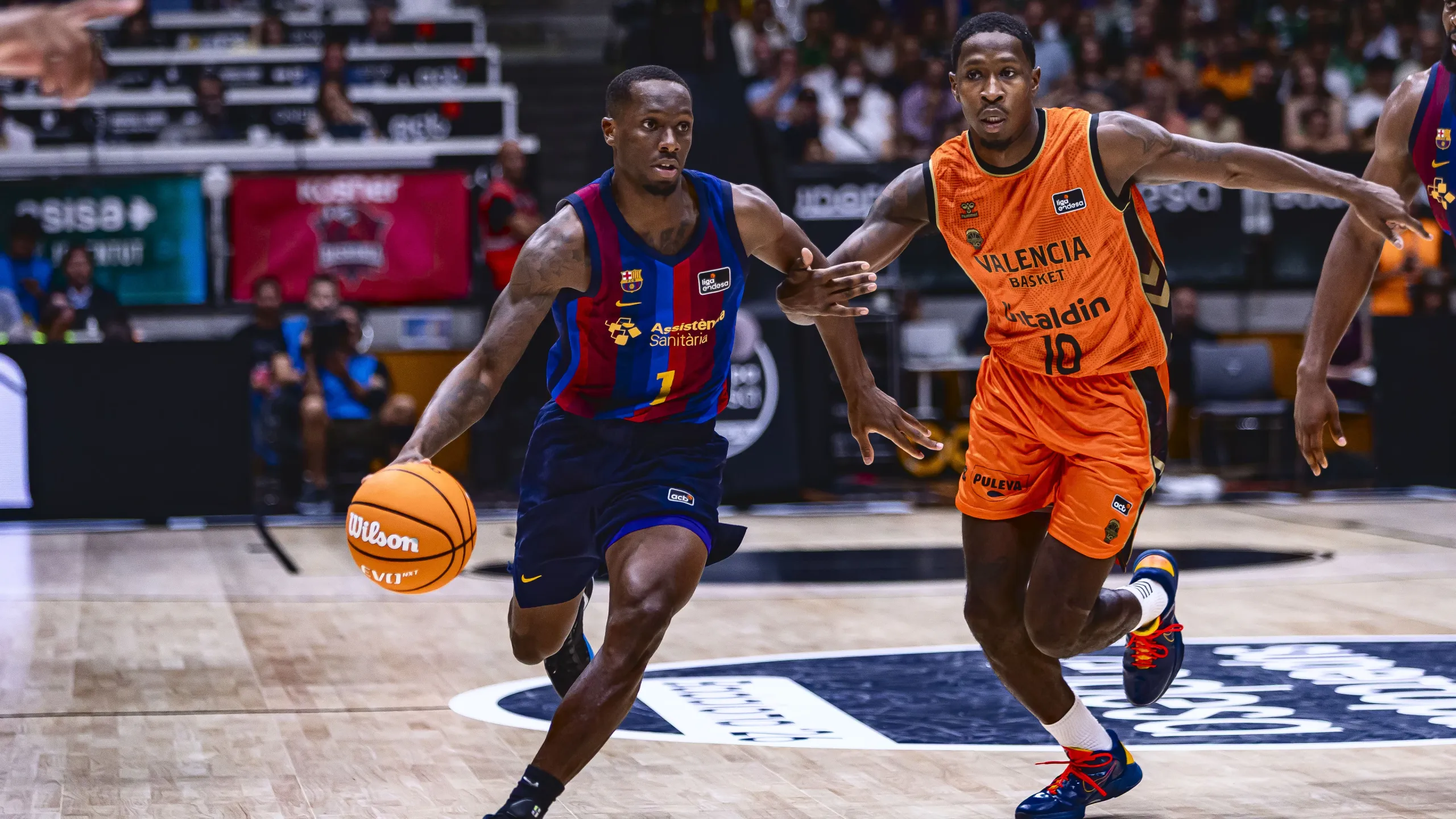 Umoja Gibson, base del Barça, avanza con el balón ante el Valencia Basket en la Supercopa Endesa 2026