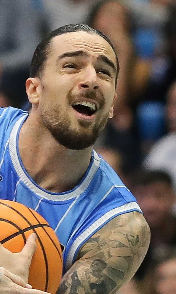 Francis Alonso, dorsal 10 del Río Breogán, penetra con el balón ante el FIATC Girona en la jornada 3 de la Liga Endesa