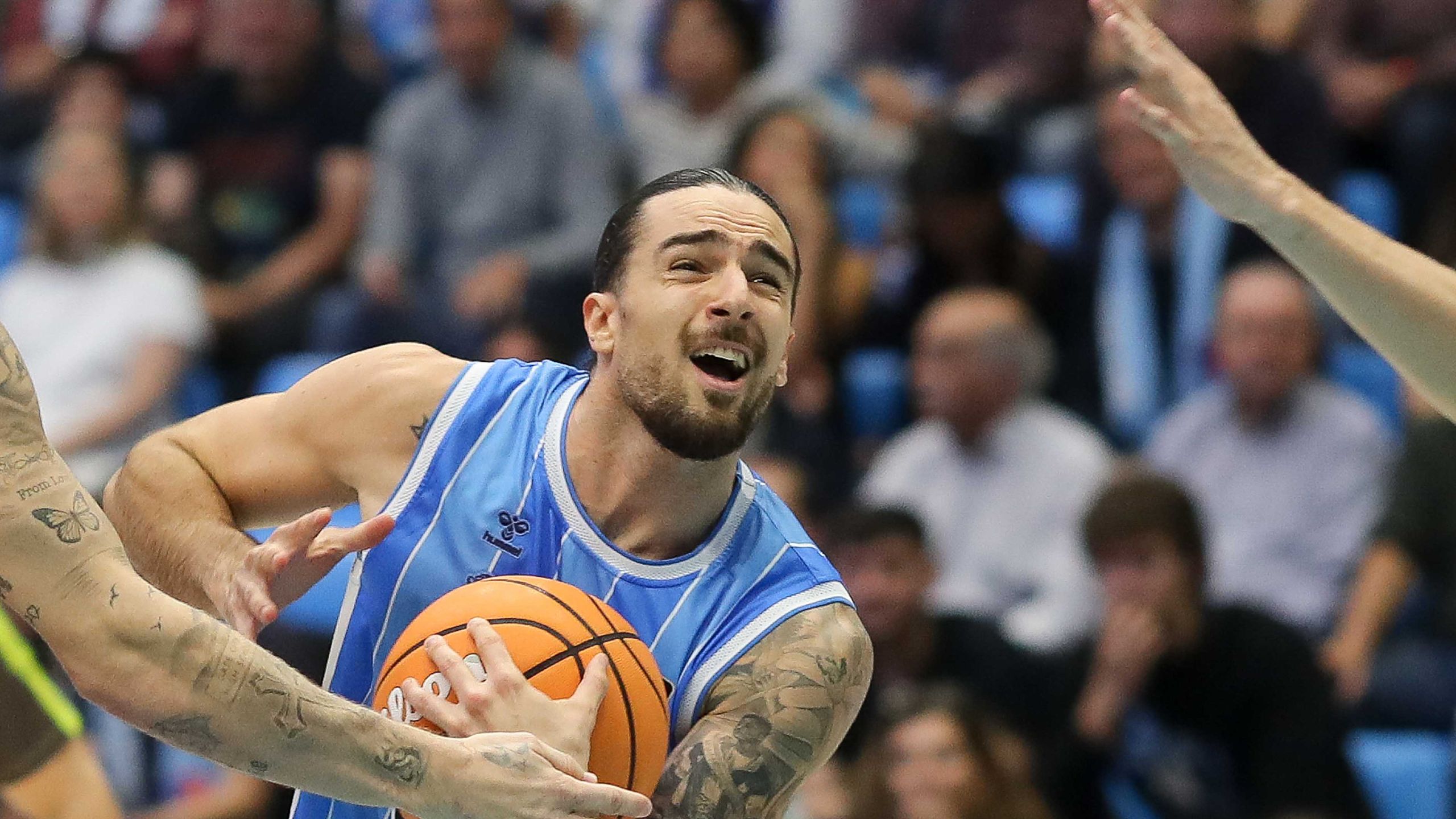 Francis Alonso, dorsal 10 del Río Breogán, penetra con el balón ante el FIATC Girona en la jornada 3 de la Liga Endesa