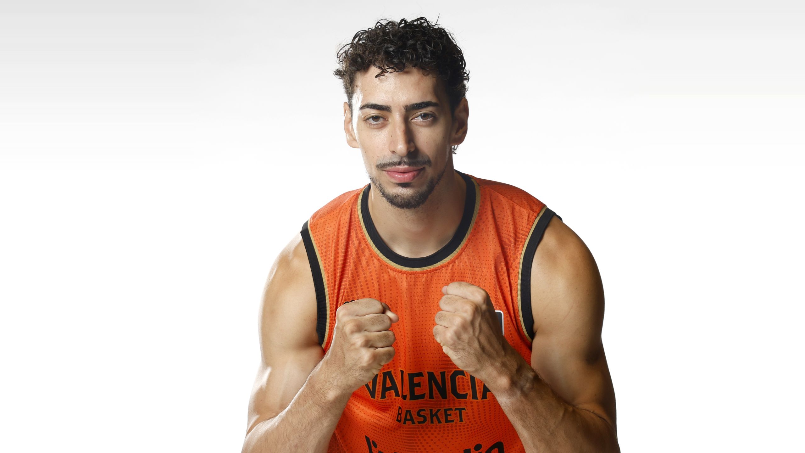 Josep Puerto, dorsal 2 del Valencia Basket, en la sesión de fotos oficial de la temporada 2026-27