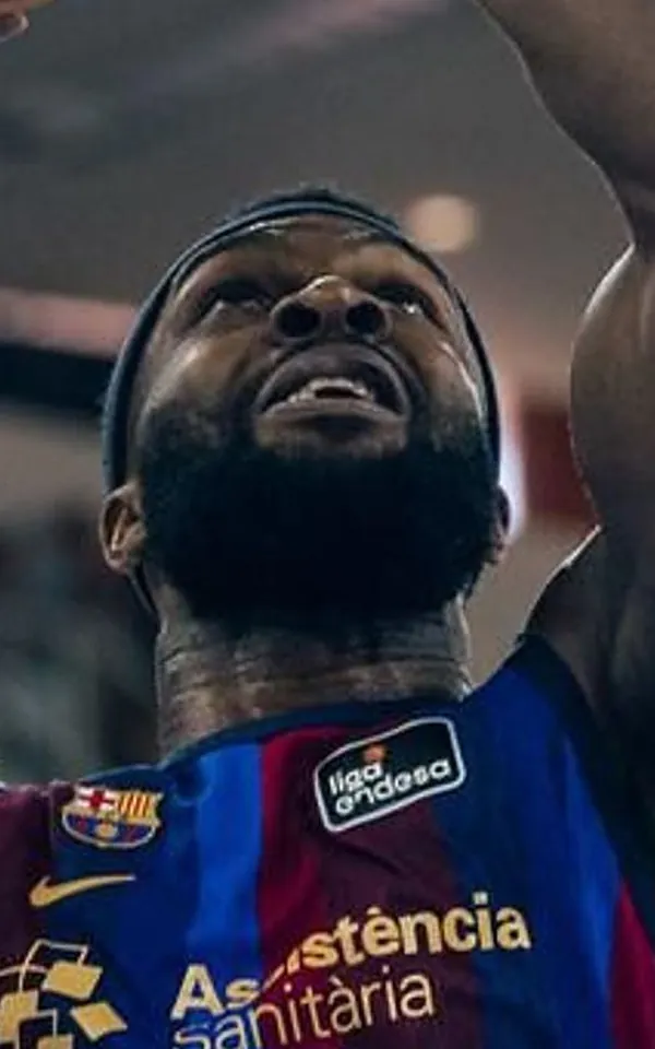 Josh Nebo, dorsal 32 del Barça, lanza ante el Ilerna Lleida en la final de la Lliga Catalana