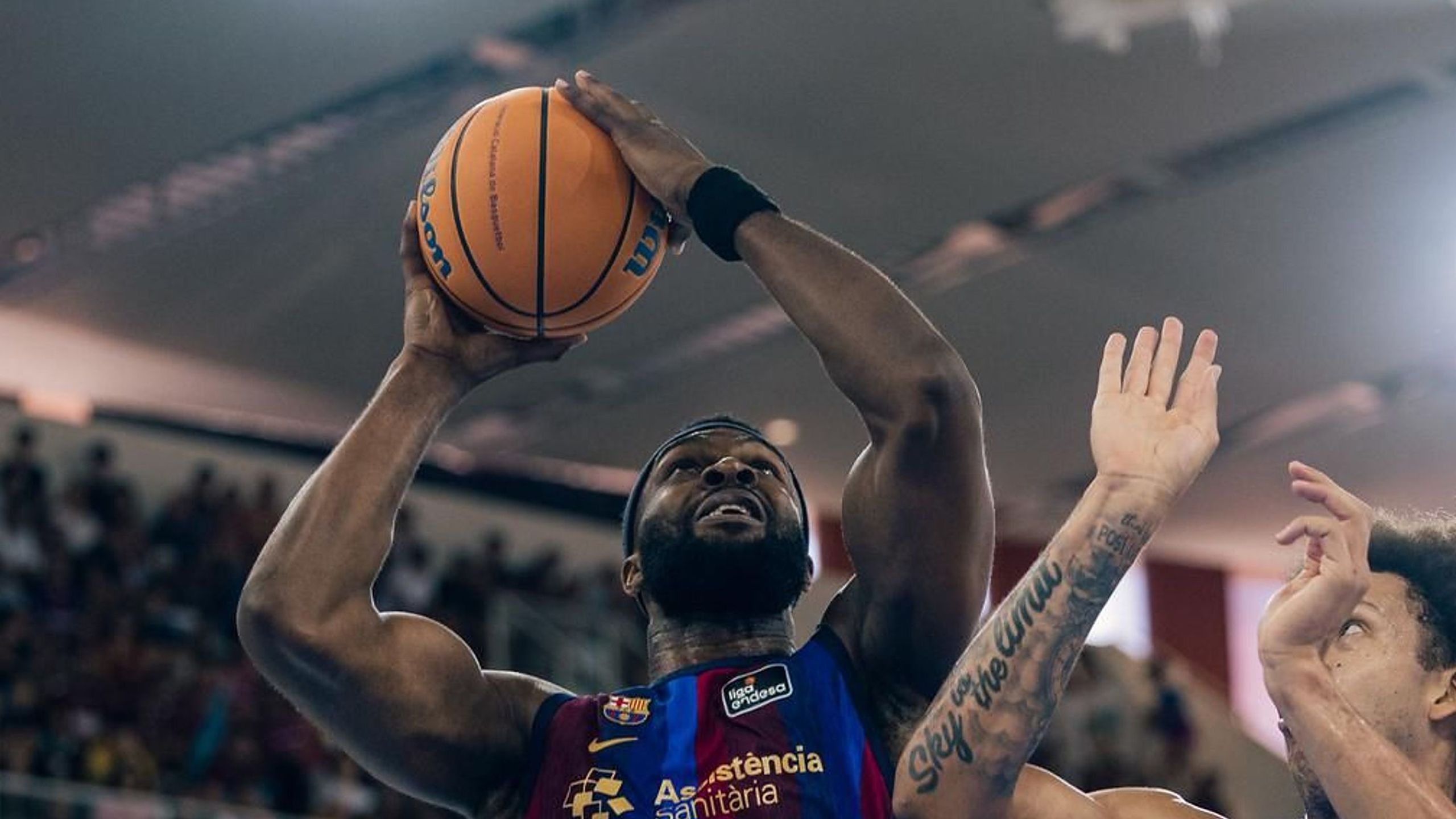 Josh Nebo, dorsal 32 del Barça, lanza ante el Ilerna Lleida en la final de la Lliga Catalana