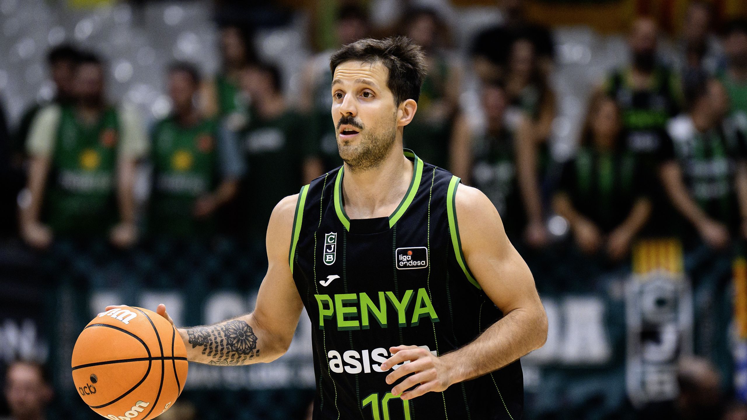Nicolás Laprovittola, dorsal 10 del Asisa Joventut, sube el balón en el Olímpic de Badalona ante el MoraBanc Andorra