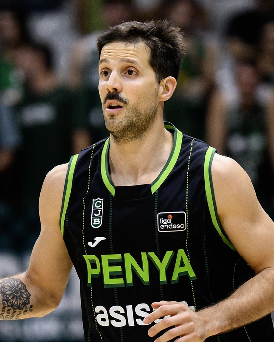Nicolás Laprovittola, dorsal 10 del Asisa Joventut, sube el balón en el Olímpic de Badalona ante el MoraBanc Andorra