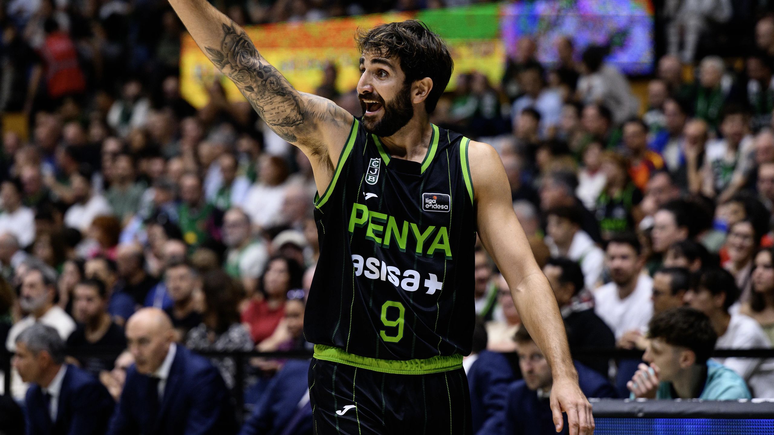 Ricky Rubio, con la camiseta del Asisa Joventut, da indicaciones en el derbi ante el Barça en el Palau Olímpic (18 de octubre de 2026)