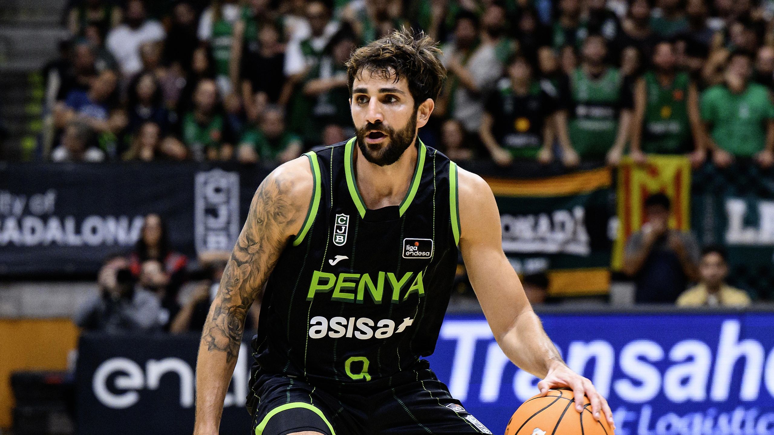 Ricky Rubio, base del Asisa Joventut con el dorsal 9, bota el balón en el partido ante el Barça de la jornada 4 de la Liga Endesa 2026-27