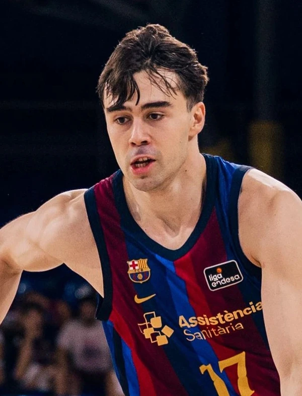 Juan Núñez, dorsal 17 del Barça, conduce el balón en el Palau Blaugrana ante el Leyma Coruña