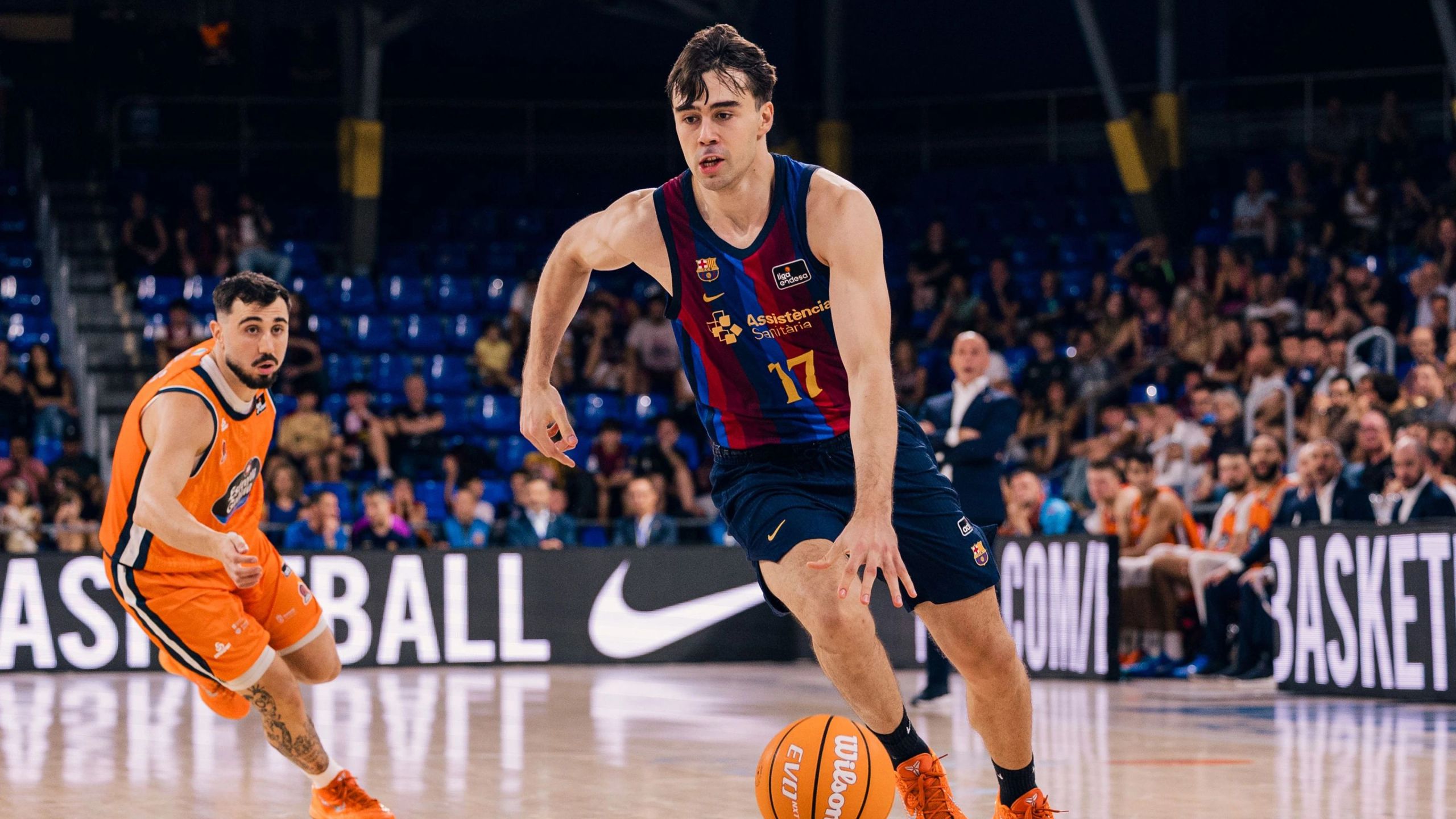 Juan Núñez, dorsal 17 del Barça, conduce el balón en el Palau Blaugrana ante el Leyma Coruña