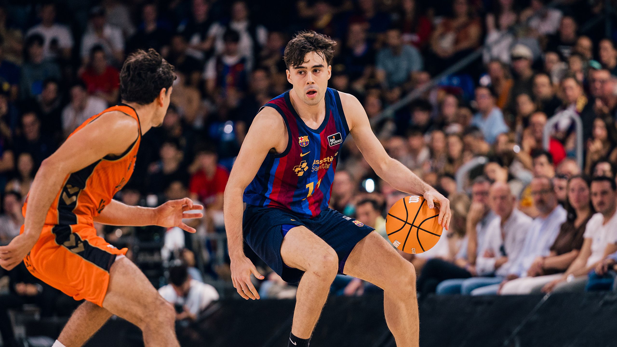 Juan Núñez, baja por un esguince de tobillo, bota el balón con la camiseta del Barça ante el Valencia Basket en el Palau Blaugrana