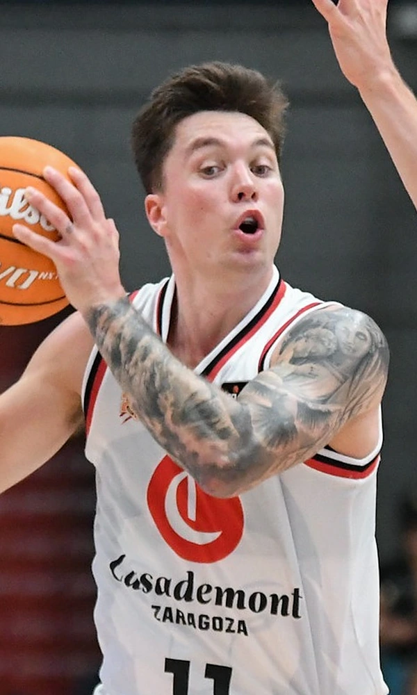 Justin Jaworski, dorsal 11 del Casademont Zaragoza, con el balón ante el Leyma Coruña en la tercera jornada de la Liga Endesa