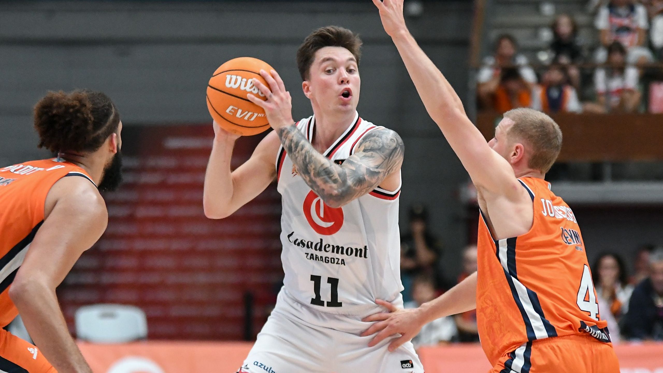 Justin Jaworski, dorsal 11 del Casademont Zaragoza, con el balón ante el Leyma Coruña en la tercera jornada de la Liga Endesa