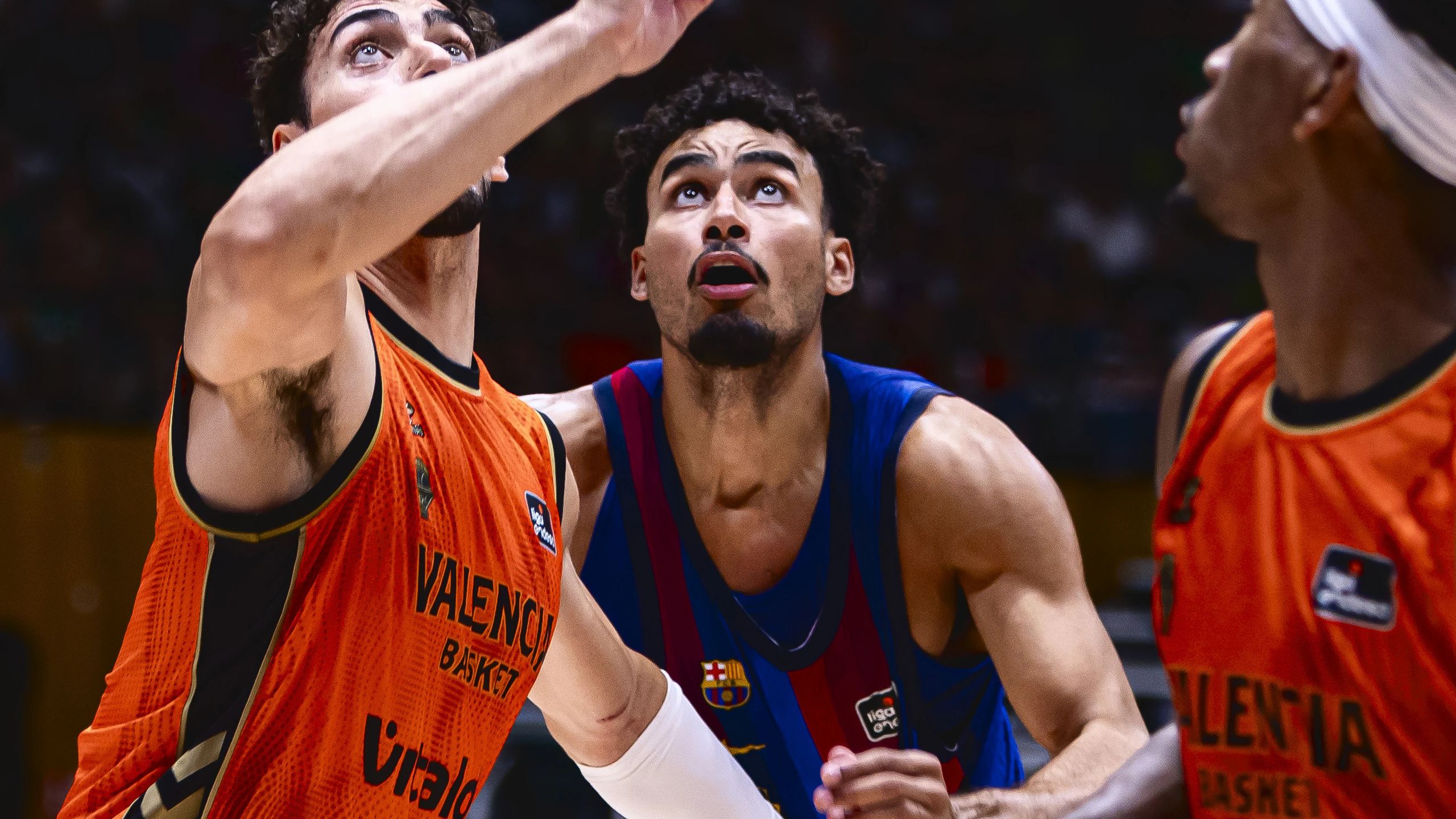 Justin Minaya, con la camiseta azulgrana del Barça, mira hacia el aro entre dos jugadores del Valencia Basket durante la semifinal de la Supercopa Endesa del 19 de septiembre de 2026