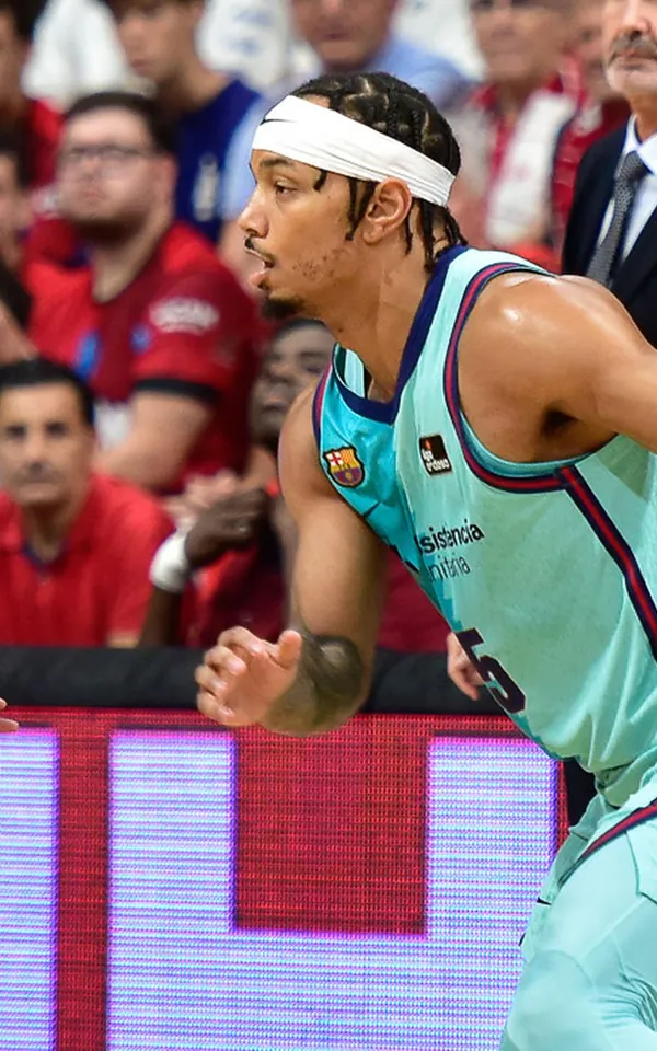 Justin Robinson, dorsal 5 del Barça, bota el balón ante el UCAM Murcia en la Liga Endesa