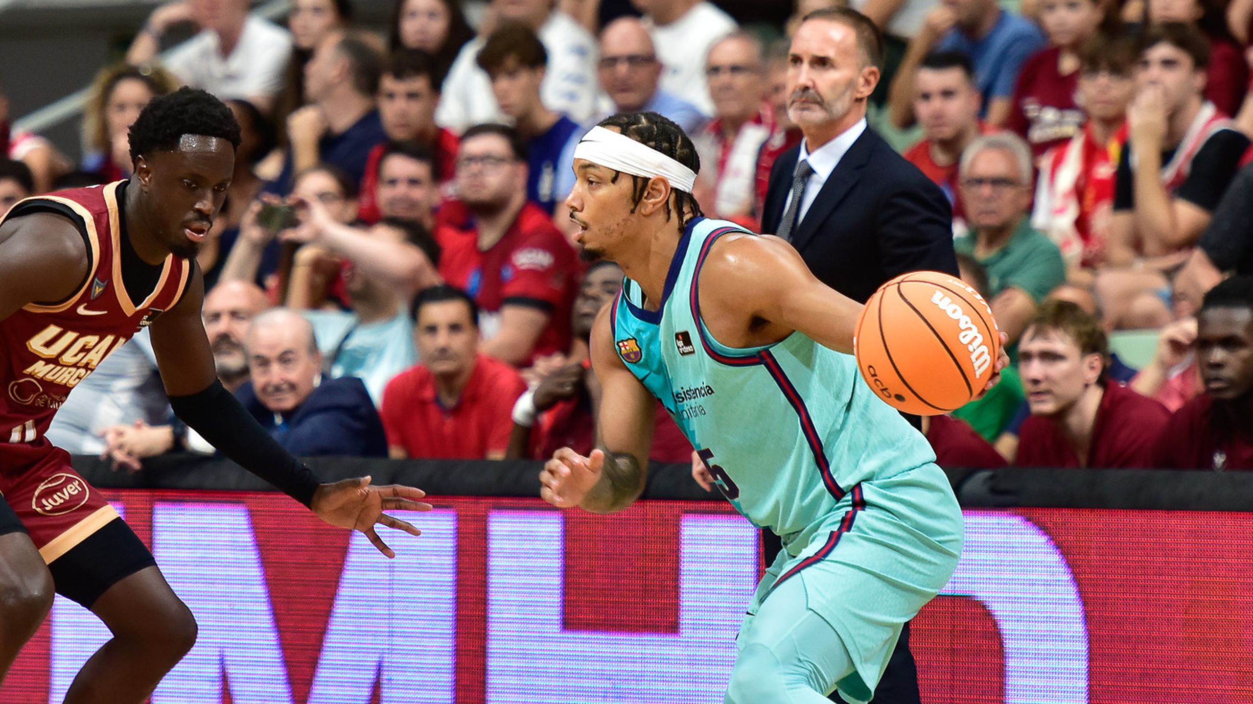 Justin Robinson, dorsal 5 del Barça, bota el balón ante el UCAM Murcia en la Liga Endesa