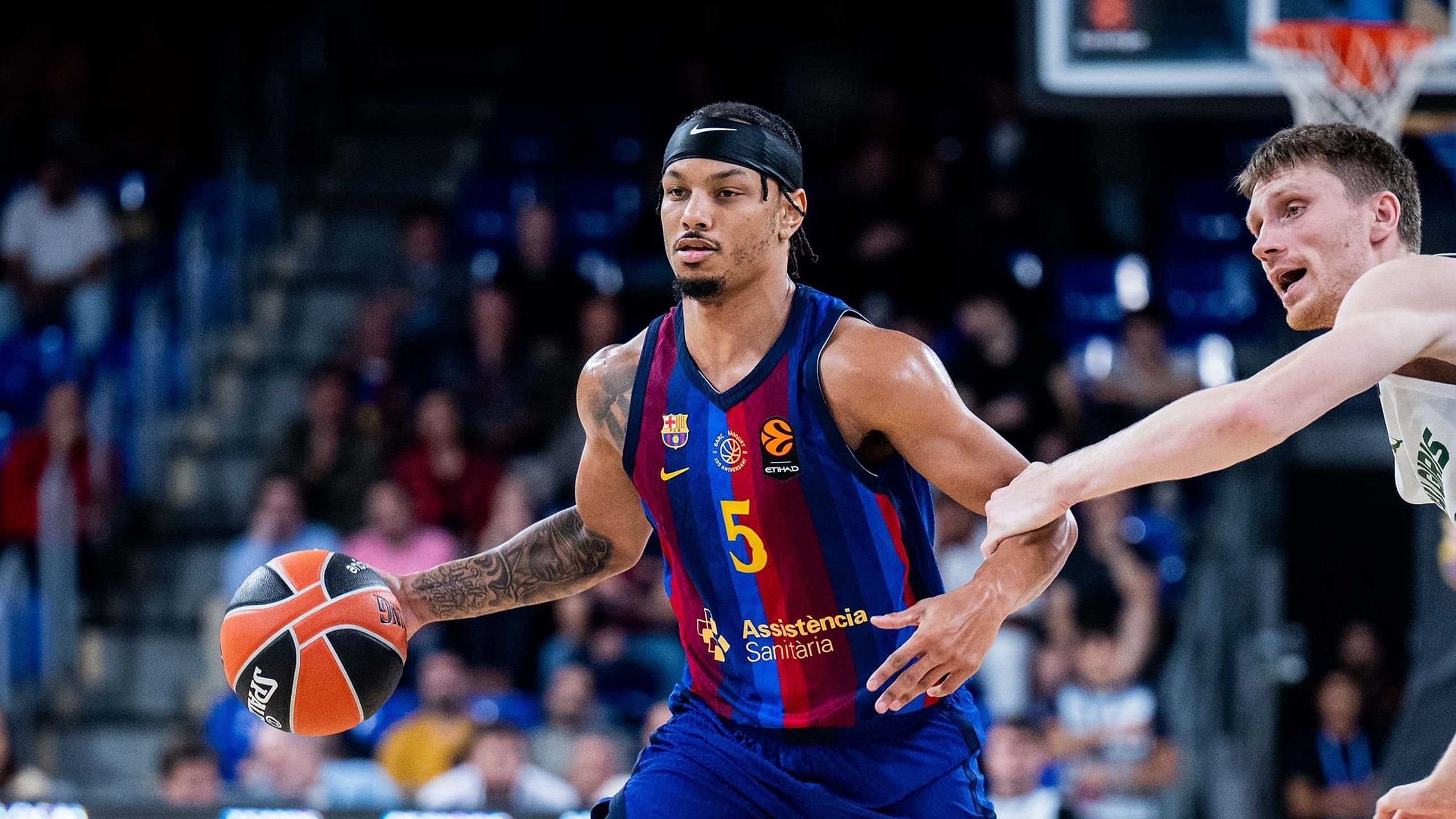 Justin Robinson, dorsal 5 del Barça, con el balón ante el Žalgiris en el Palau Blaugrana en la Euroliga 2026-27