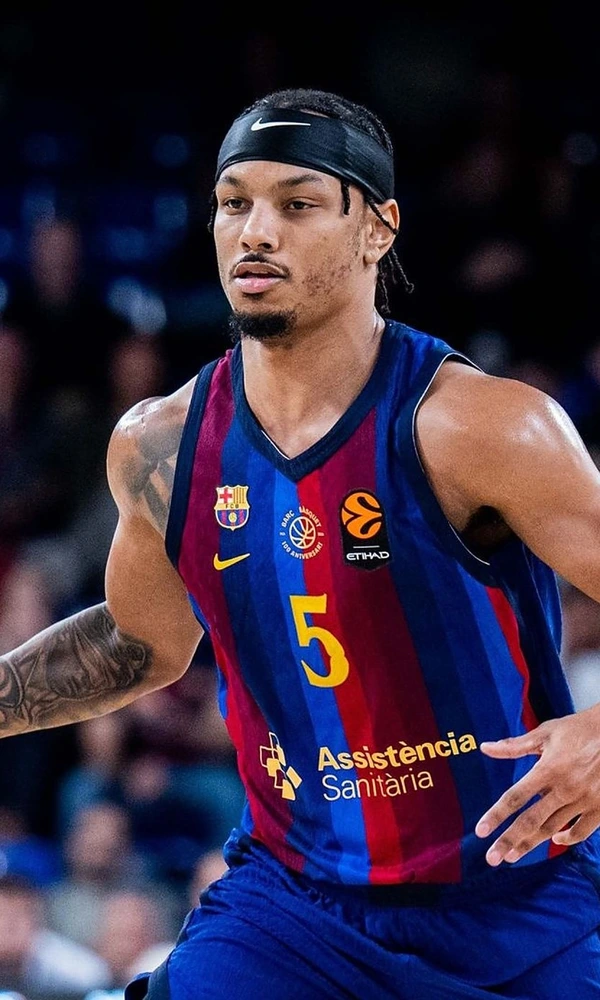 Justin Robinson, dorsal 5 del Barça, con el balón ante el Žalgiris en el Palau Blaugrana en la Euroliga 2026-27