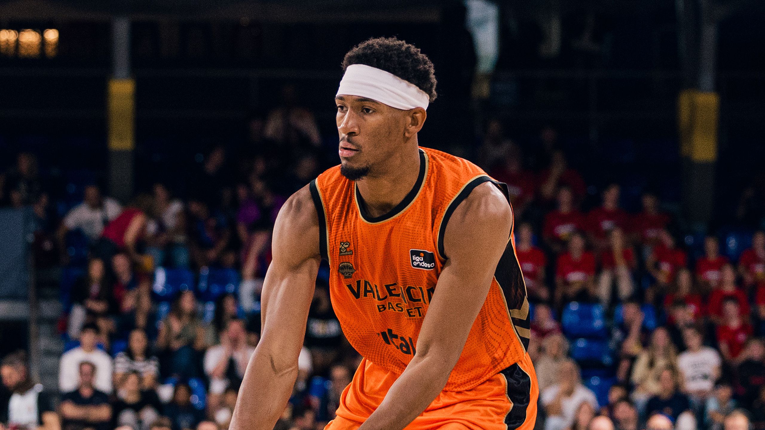 Kameron Taylor, dorsal 1 del Valencia Basket, bota el balón en el Palau Blaugrana