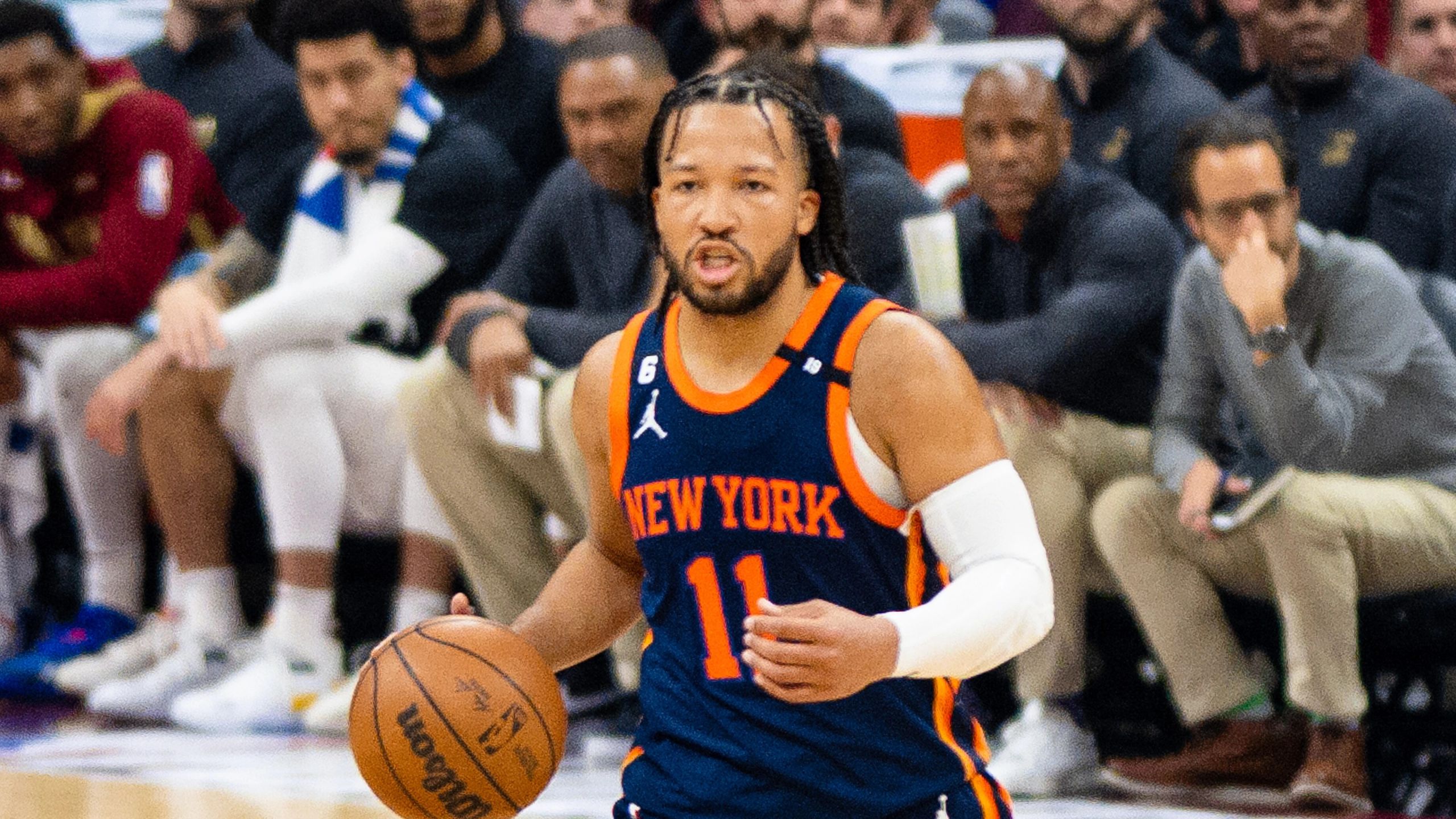 Jalen Brunson, compañero de Karl-Anthony Towns en los New York Knicks, sube el balón con la camiseta del equipo en 2023