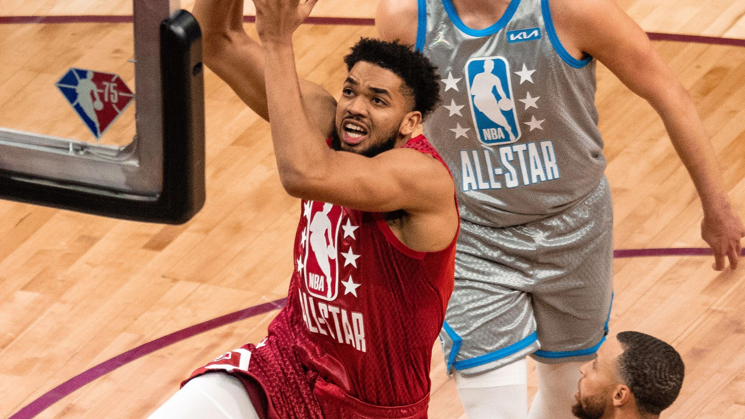 Karl-Anthony Towns entra a canasta en el All-Star de 2022 en Cleveland, antes de su etapa en los Knicks