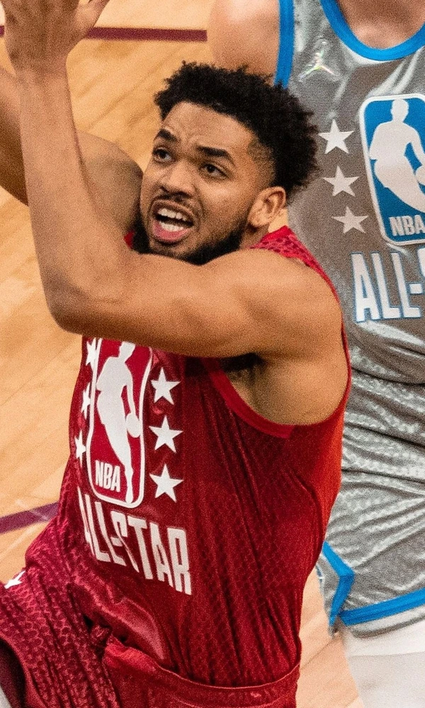 Karl-Anthony Towns entra a canasta en el All-Star de 2022 en Cleveland, antes de su etapa en los Knicks