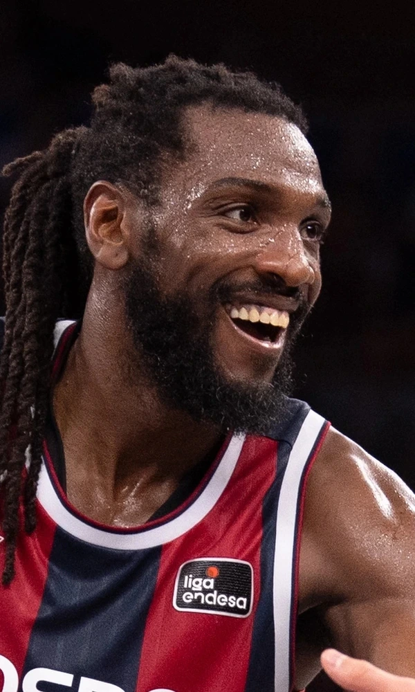 Kenneth Faried, dorsal 35 del Kosner Baskonia, sonríe durante el partido ante el FIATC Girona en el Fernando Buesa Arena