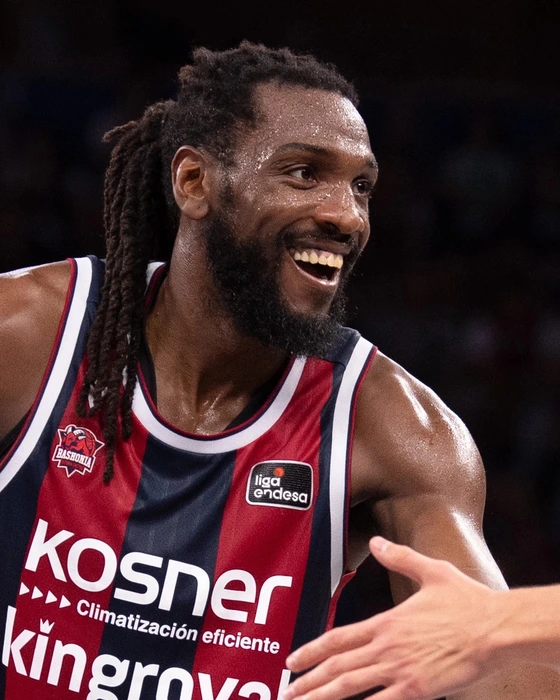 Kenneth Faried, dorsal 35 del Kosner Baskonia, sonríe durante el partido ante el FIATC Girona en el Fernando Buesa Arena
