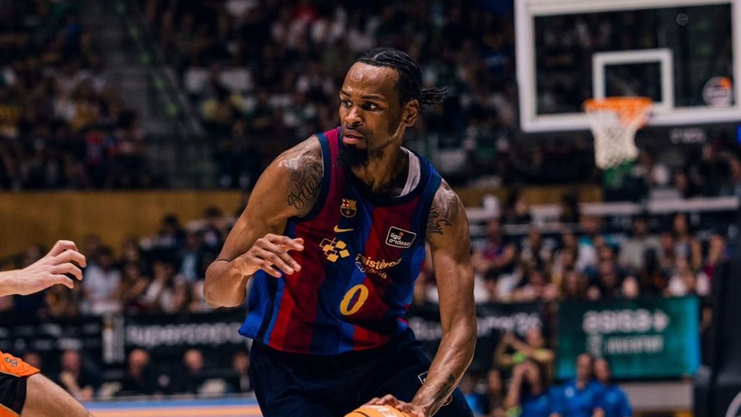 Kevin Punter, dorsal 0 del FC Barcelona, con el balón en la semifinal de la Supercopa Endesa 2026 ante el Valencia Basket
