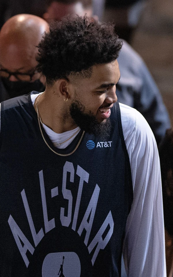 Knicks renovaciones: Karl-Anthony Towns, con la camiseta de entrenamiento del All-Star de la NBA en febrero de 2022
