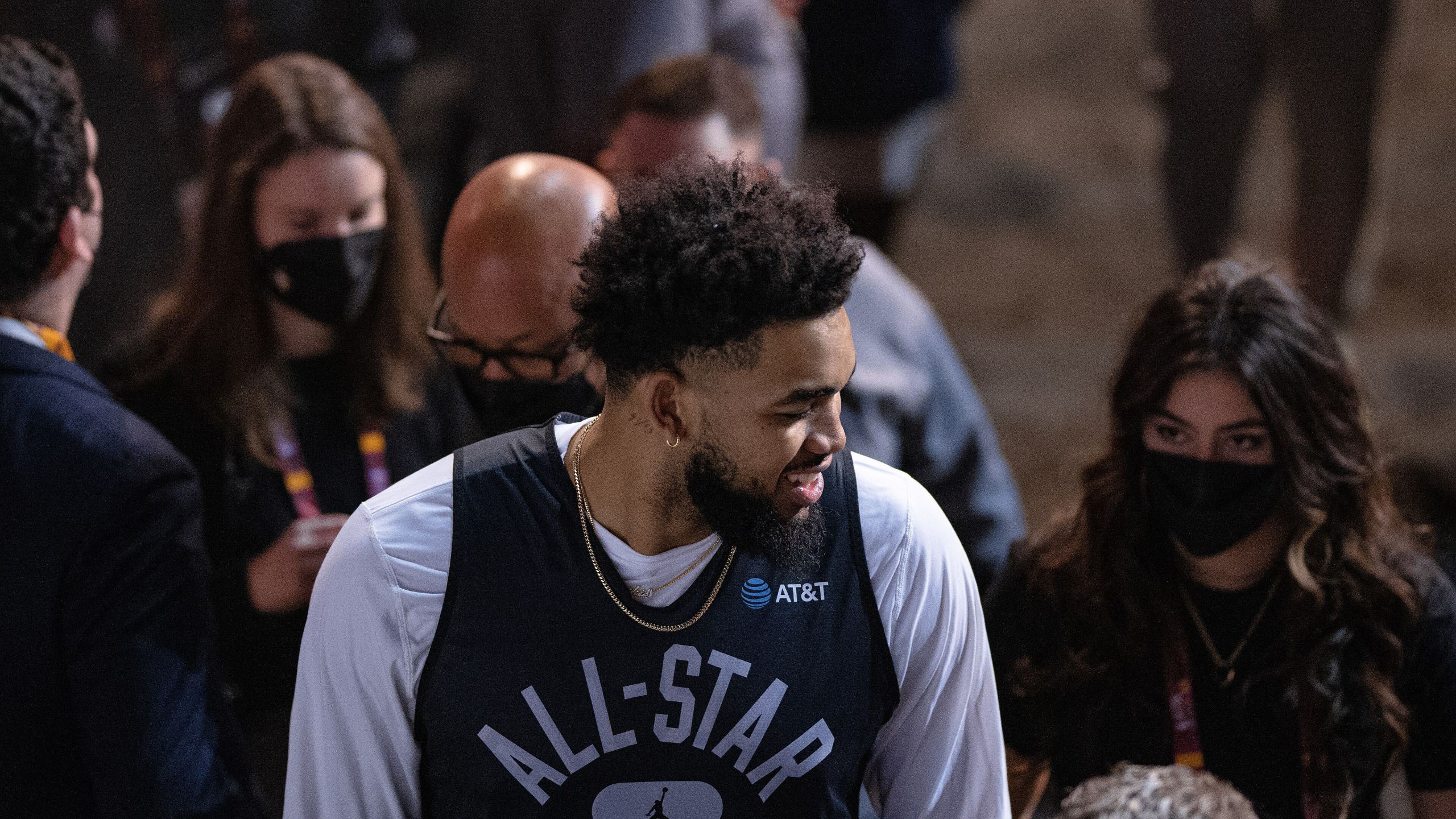 Knicks renovaciones: Karl-Anthony Towns, con la camiseta de entrenamiento del All-Star de la NBA en febrero de 2022