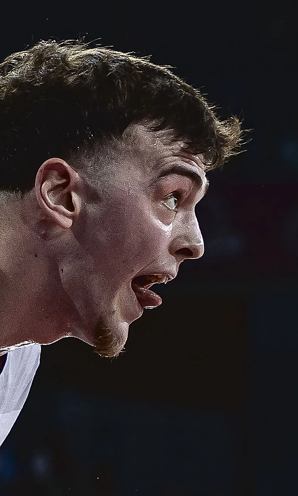 Balsa Koprivica, dorsal 7 del Recoletas Salud San Pablo Burgos, protege el balón en el partido ante el iLERNA Lleida