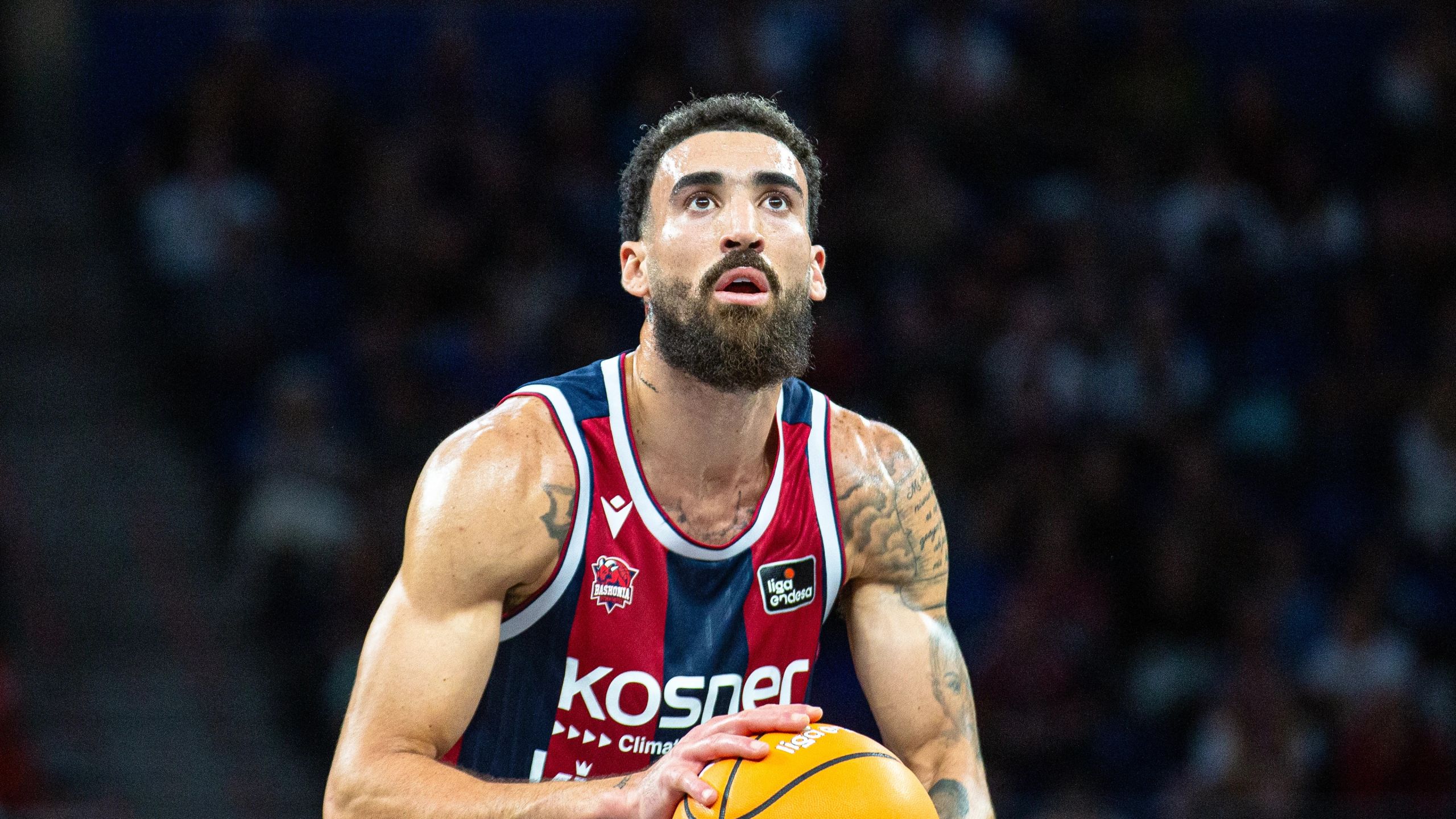 Chris Duarte, dorsal 5 del Kosner Baskonia, prepara un tiro libre ante la Asisa Joventut en el Fernando Buesa Arena