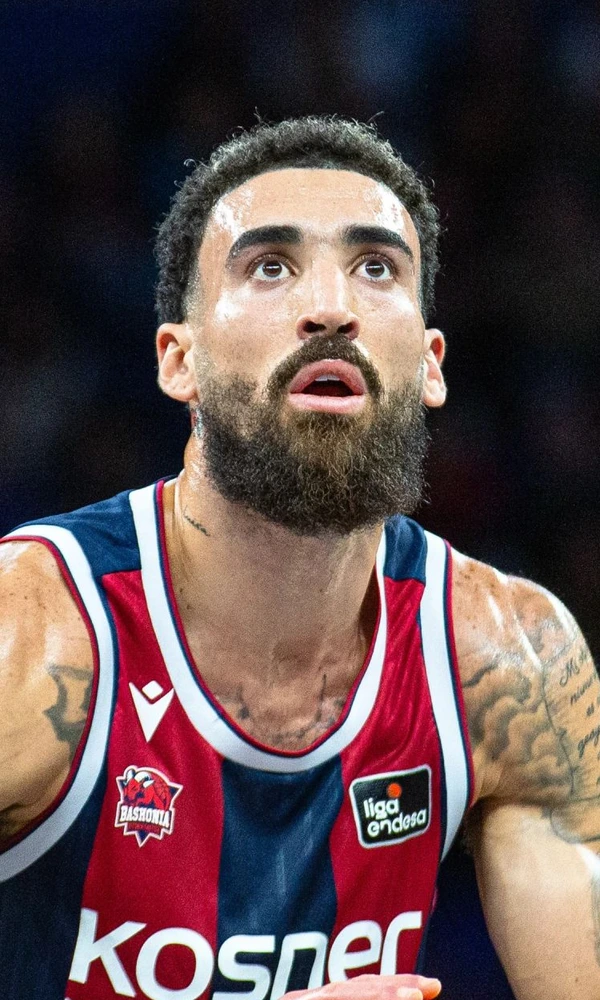 Chris Duarte, dorsal 5 del Kosner Baskonia, prepara un tiro libre ante la Asisa Joventut en el Fernando Buesa Arena