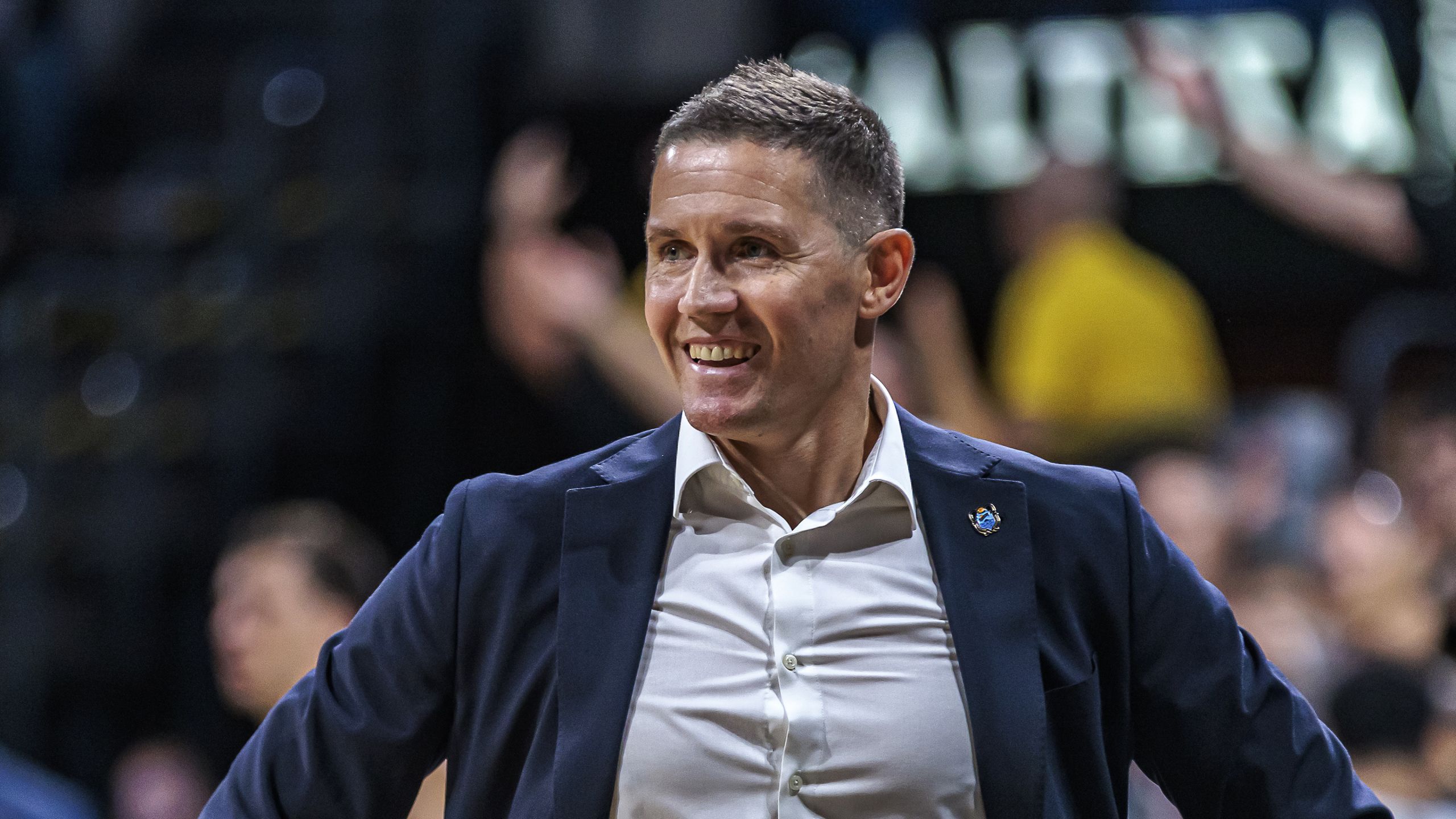 Jaka Lakovic, entrenador de La Laguna Tenerife, sonríe en la banda durante el partido ante el Kosner Baskonia de la jornada 4 de la Liga Endesa