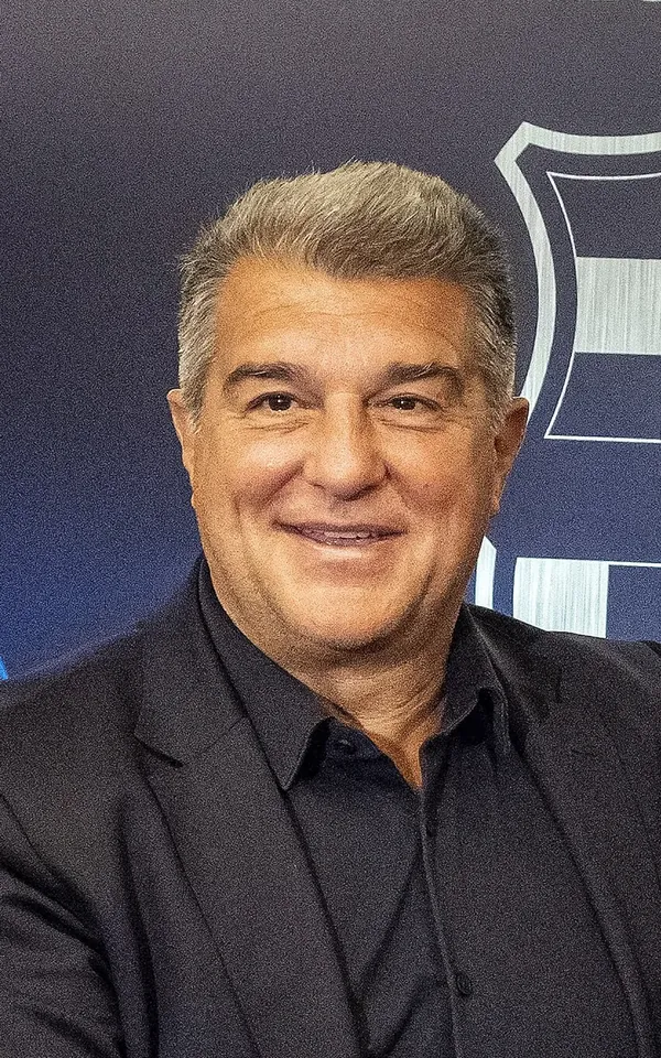Joan Laporta, presidente del FC Barcelona, sonriente ante el escudo del club en el palco del Camp Nou