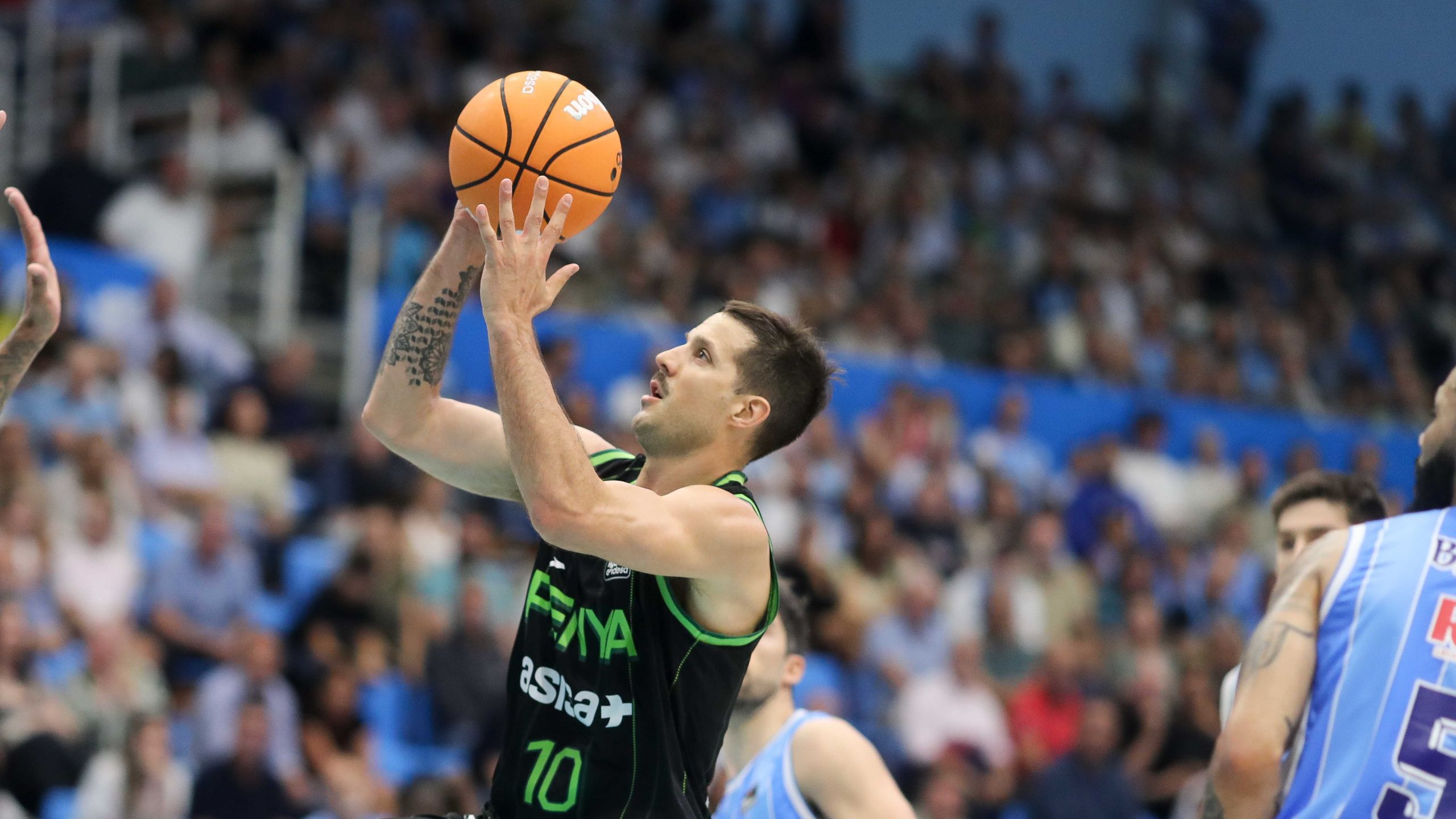 Nico Laprovittola, dorsal 10 del Asisa Joventut, lanza ante el Río Breogán en Lugo