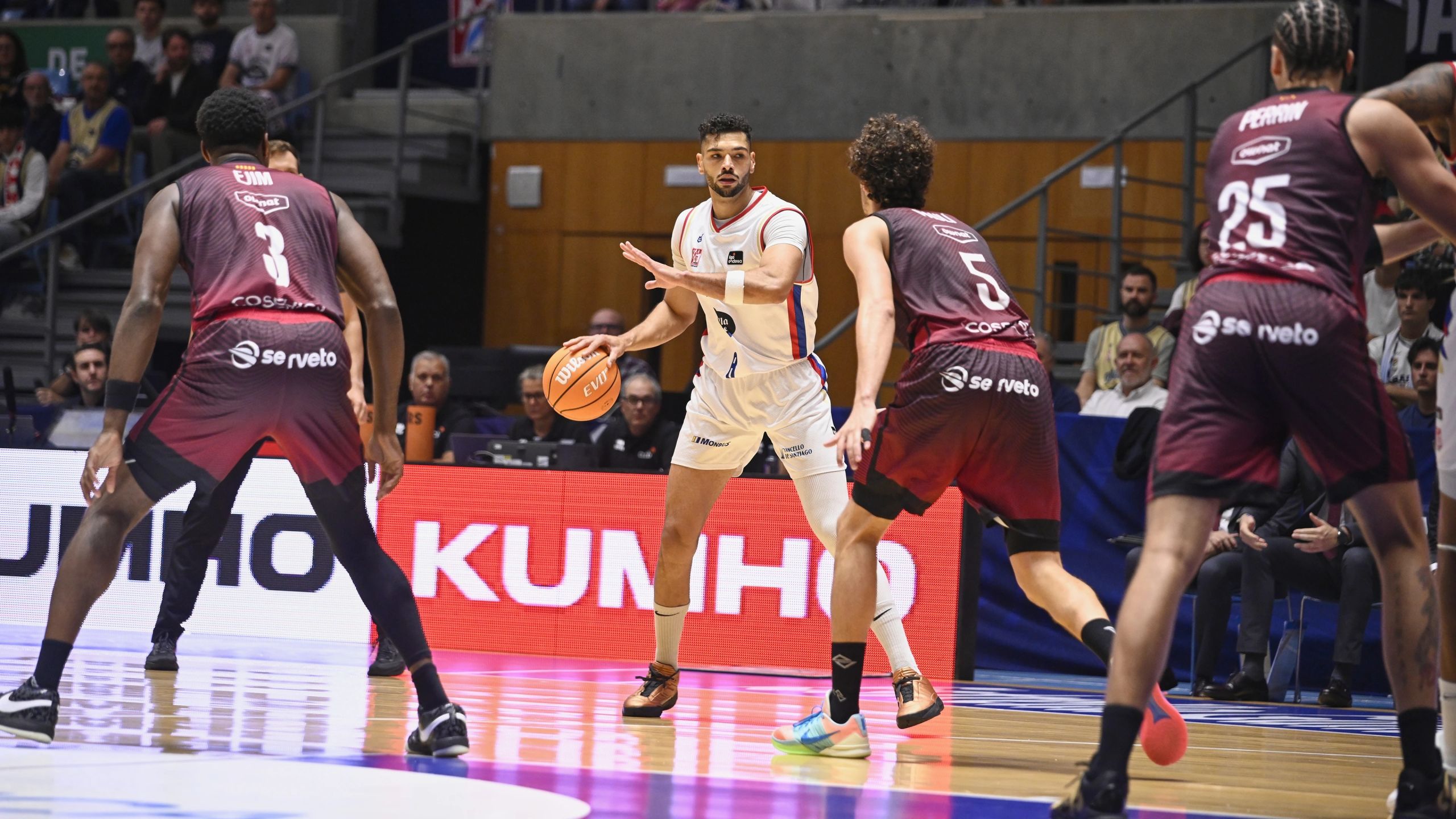 Leo Meindl, jugador del Monbus Obradoiro con el dorsal 8, durante un partido de la Liga Endesa 2026-27