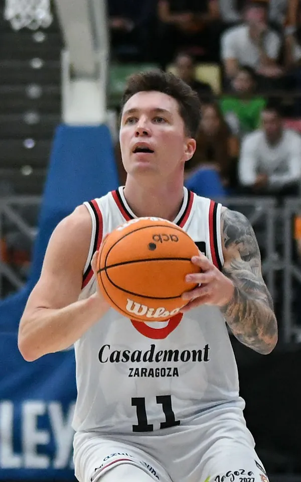 Justin Jaworski, dorsal 11 del Casademont Zaragoza, prepara un tiro en el Coliseum de A Coruña
