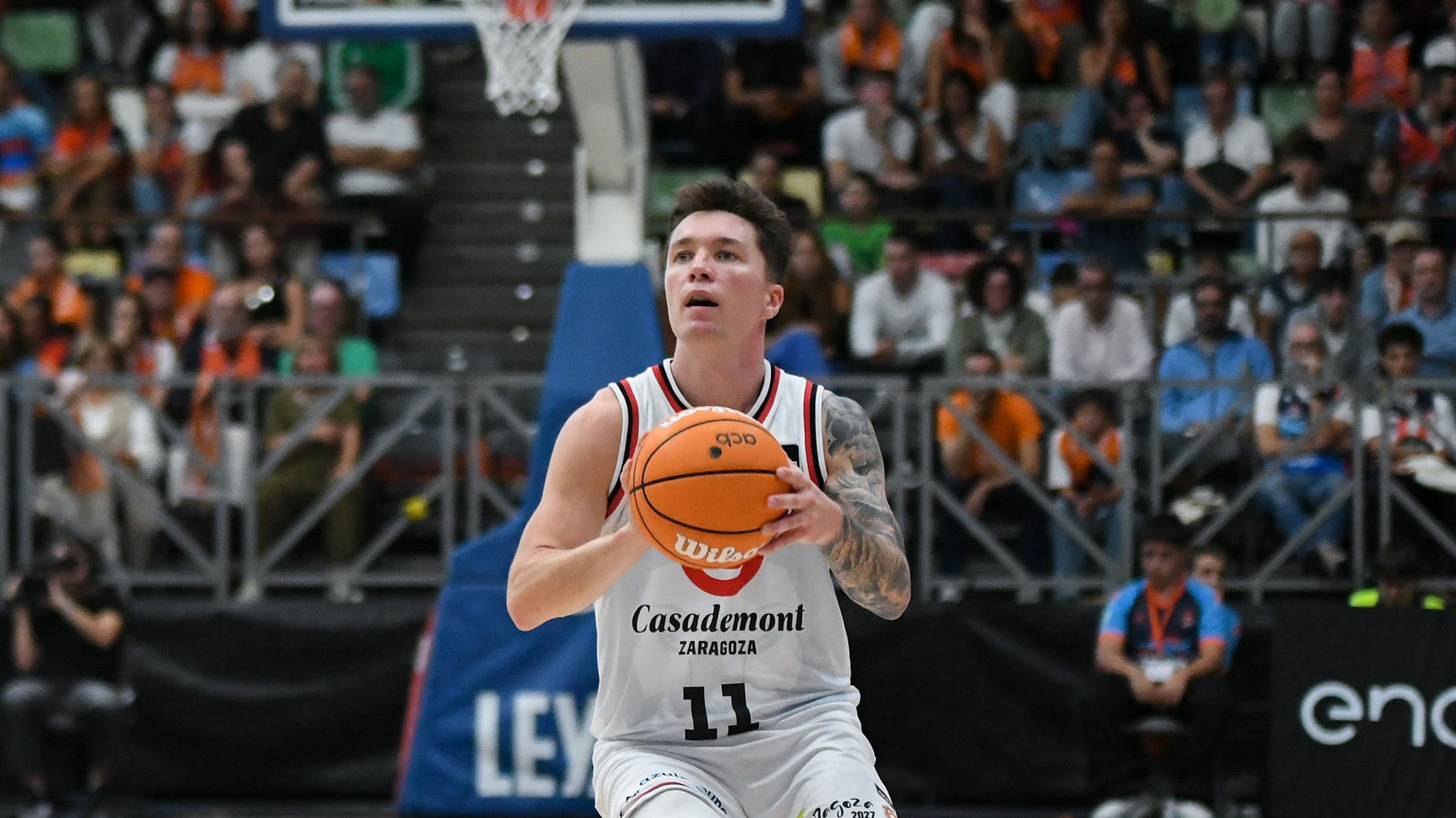 Justin Jaworski, dorsal 11 del Casademont Zaragoza, prepara un tiro en el Coliseum de A Coruña