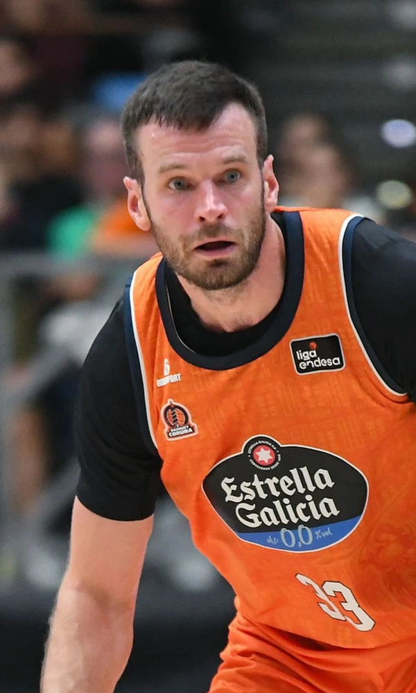 Tomas Dimsa, dorsal 33 del Leyma Coruña, bota el balón ante el Casademont Zaragoza en el Coliseum
