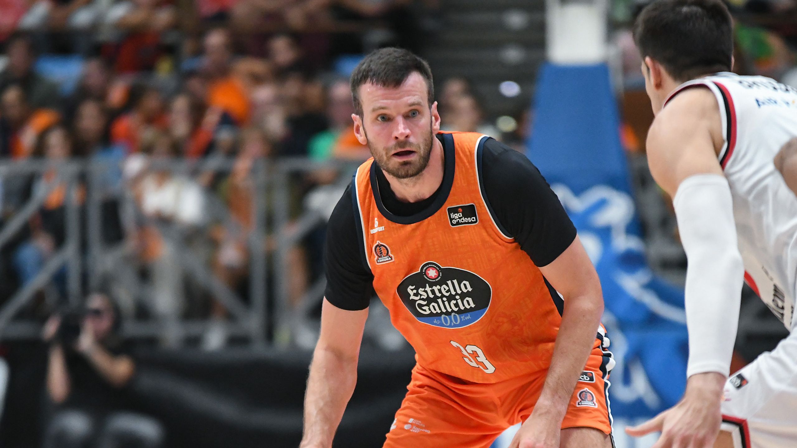Tomas Dimsa, dorsal 33 del Leyma Coruña, bota el balón ante el Casademont Zaragoza en el Coliseum
